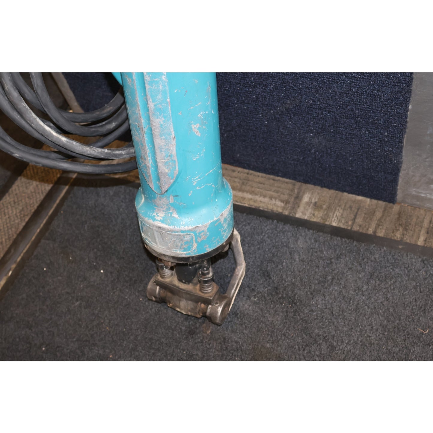 Makita HM1810 Electric Corded 70lb AVT Breaker Hammer