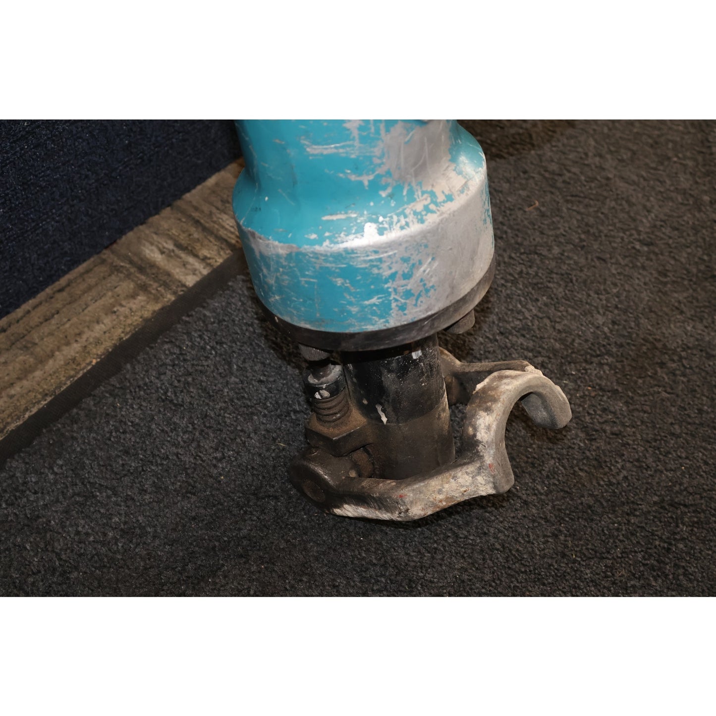 Makita HM1810 Electric Corded 70lb AVT Breaker Hammer