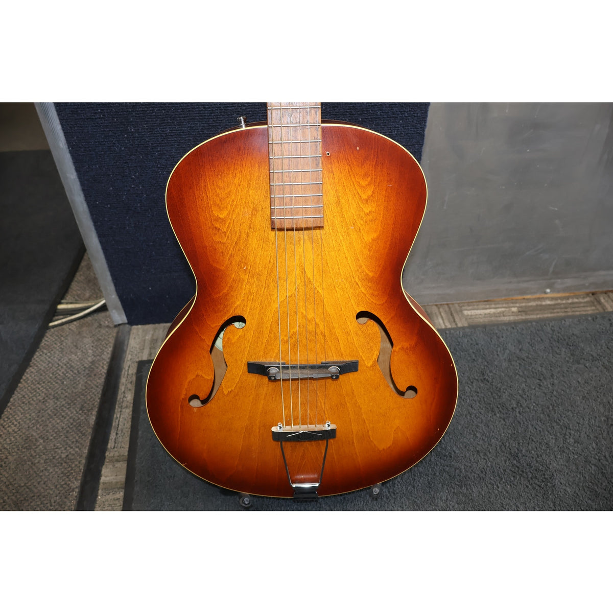 Godin 5th Avenue Archtop Acoustic Guitar Cognac Burst Made in Canada w/ Case