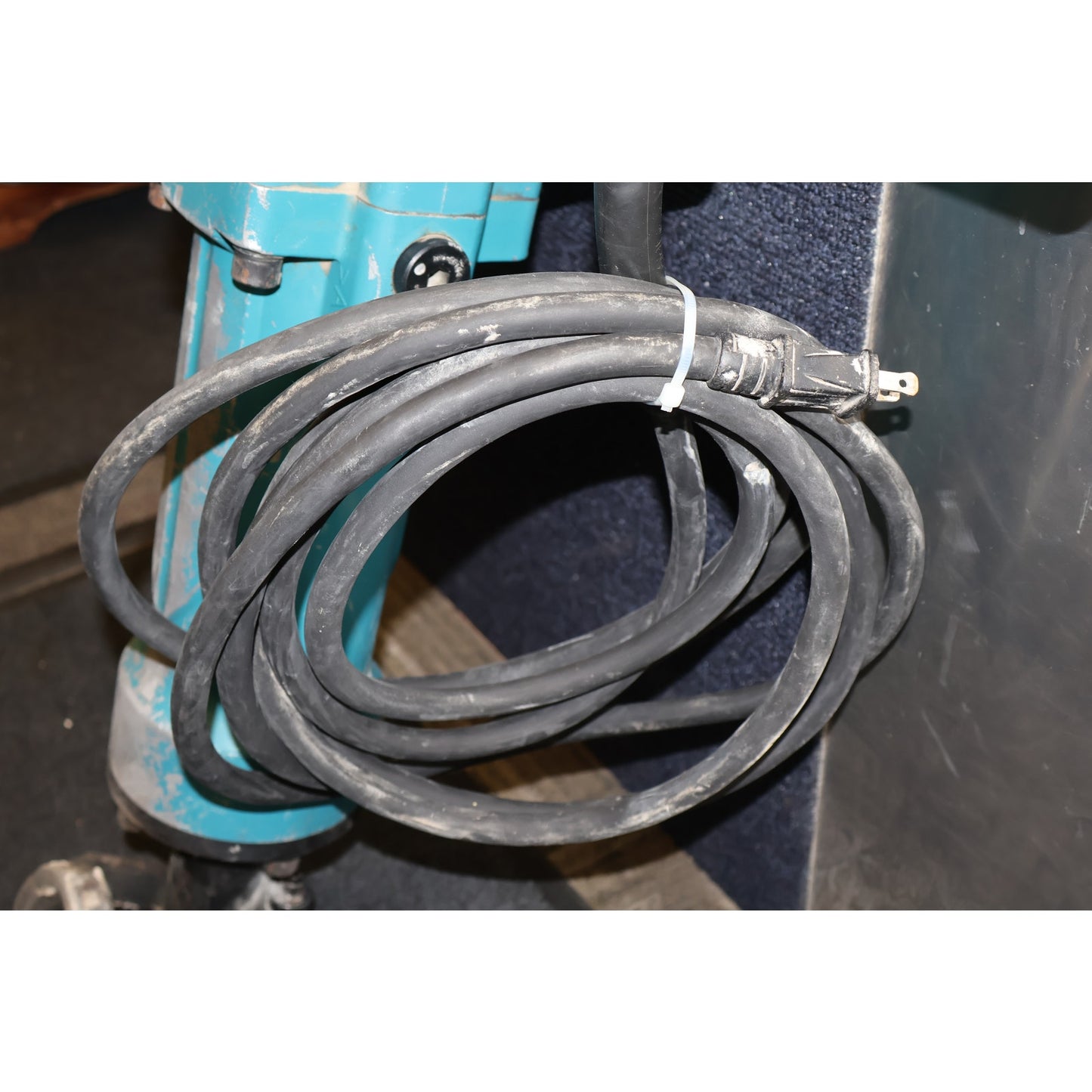 Makita HM1810 Electric Corded 70lb AVT Breaker Hammer