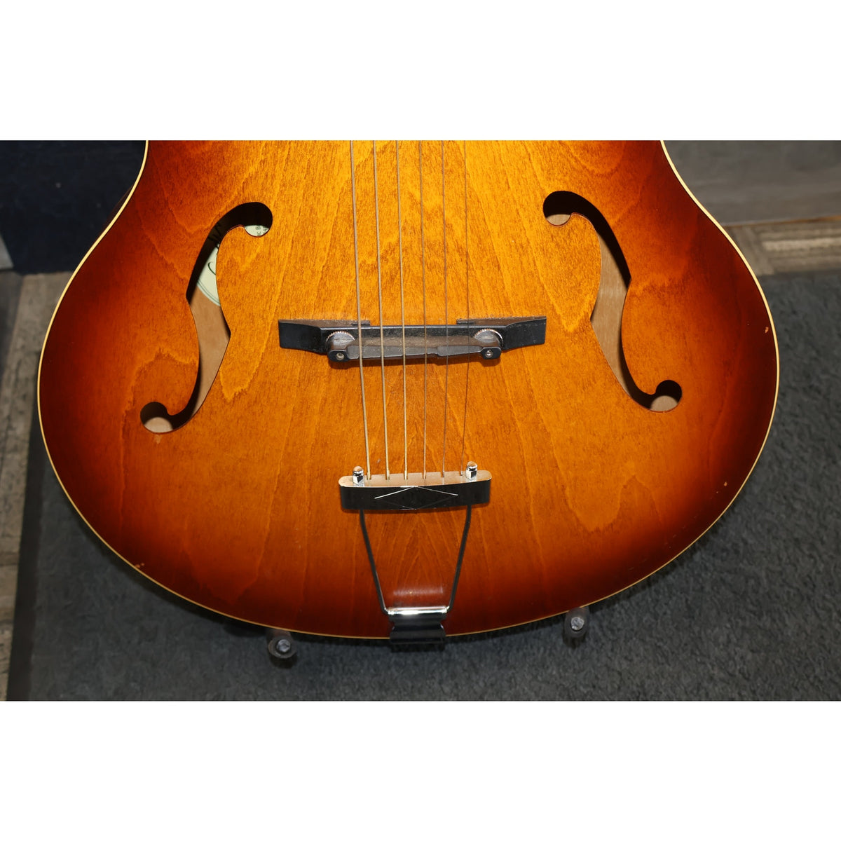 Godin 5th Avenue Archtop Acoustic Guitar Cognac Burst Made in Canada w/ Case