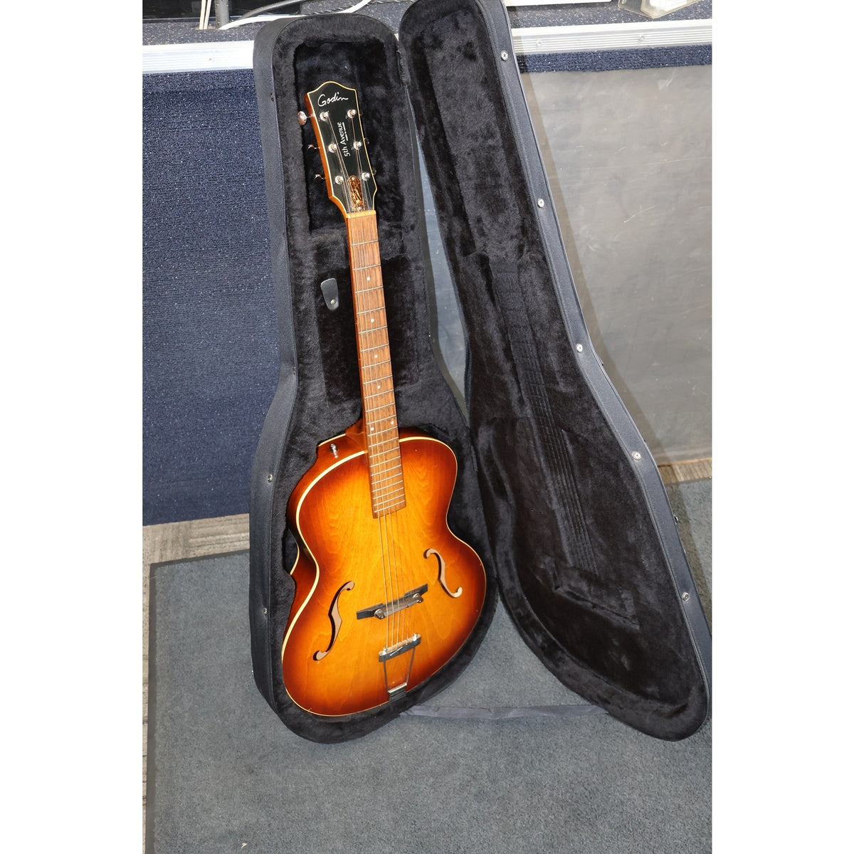 Godin 5th Avenue Archtop Acoustic Guitar Cognac Burst Made in Canada w/ Case