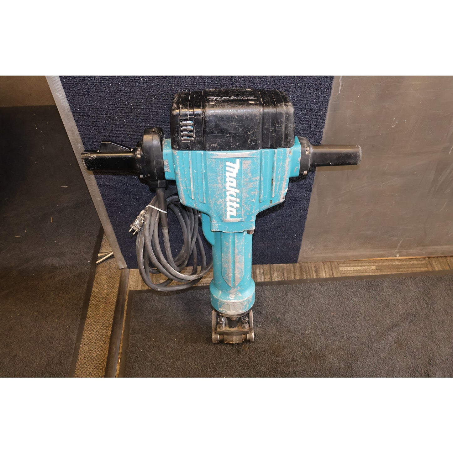 Makita HM1810 Electric Corded 70lb AVT Breaker Hammer