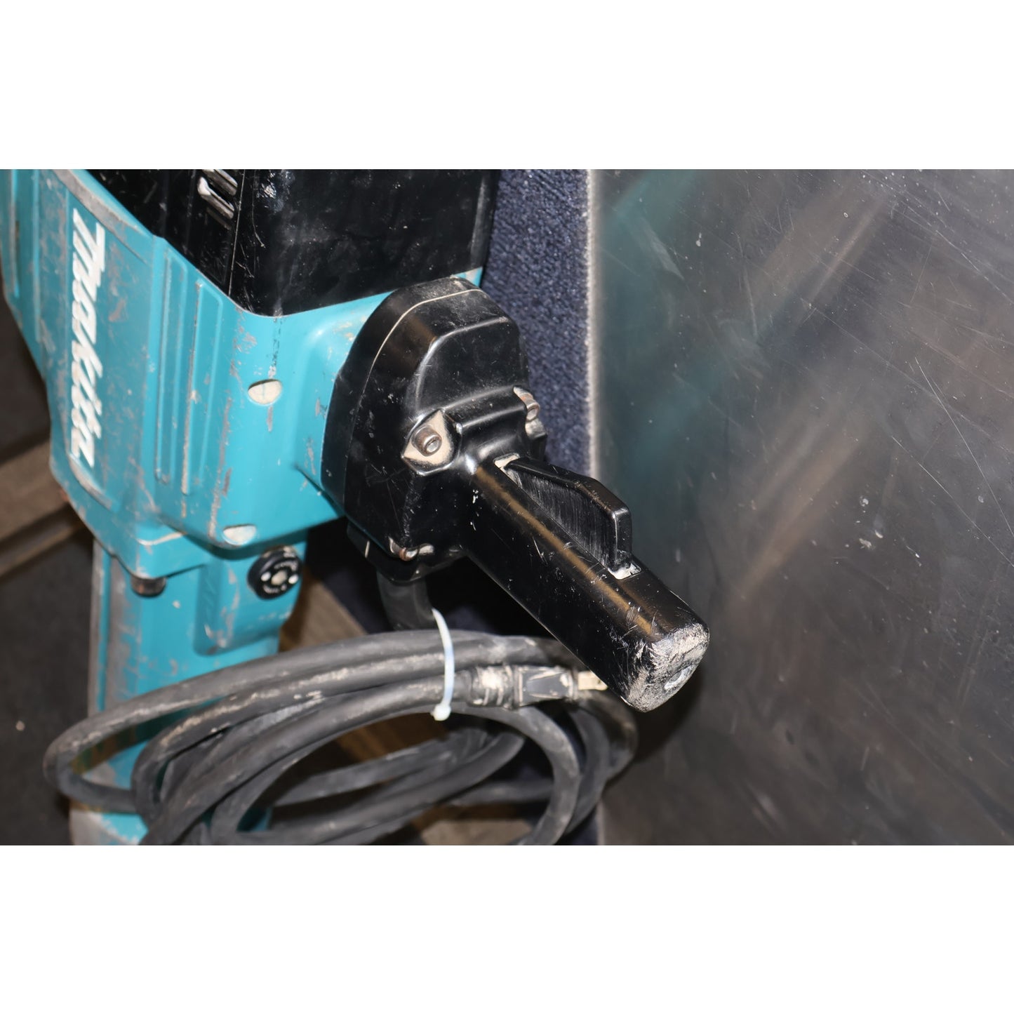 Makita HM1810 Electric Corded 70lb AVT Breaker Hammer