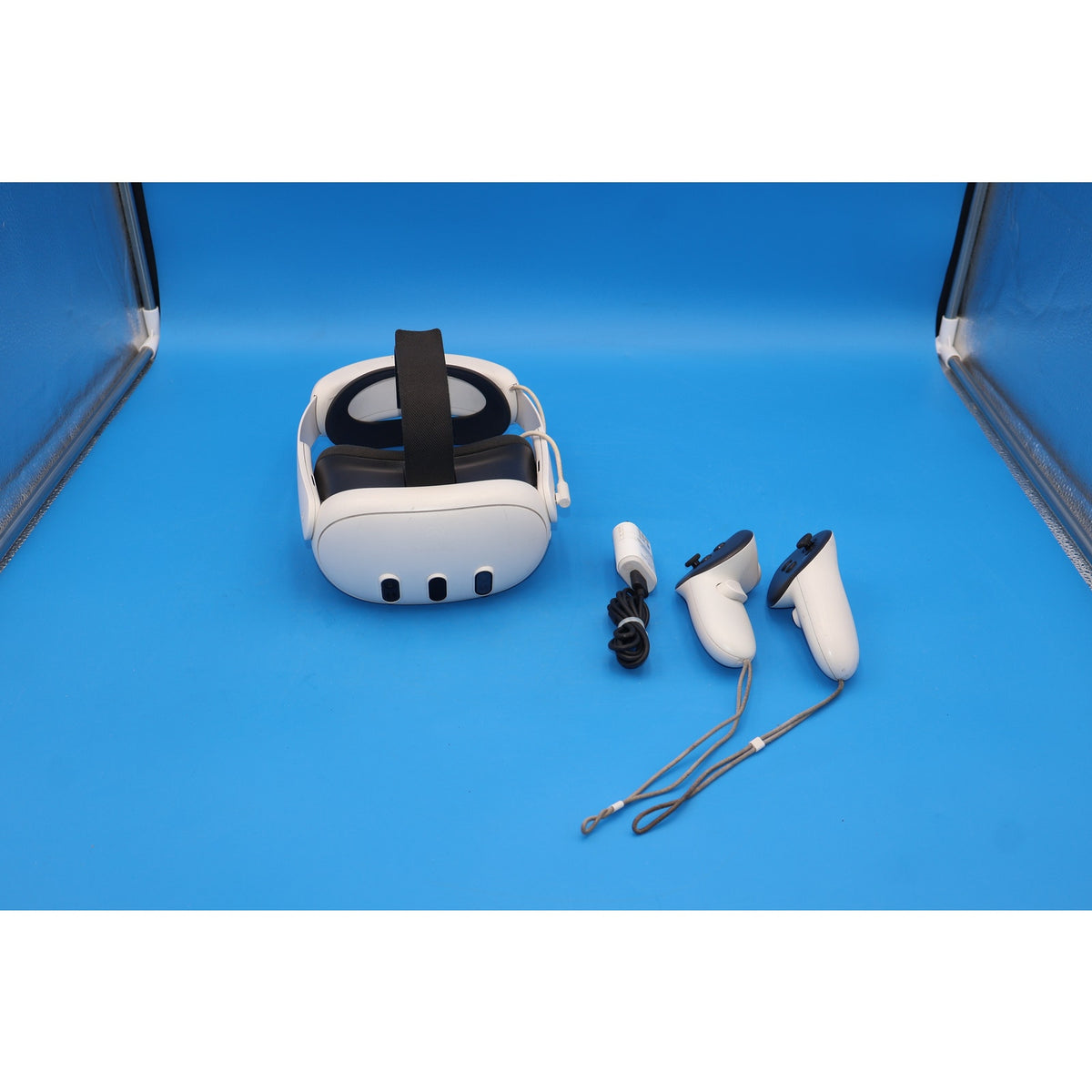 Meta Quest 3 512GB VR Headset S3A w/ Controllers - READ - Scratched Lenses