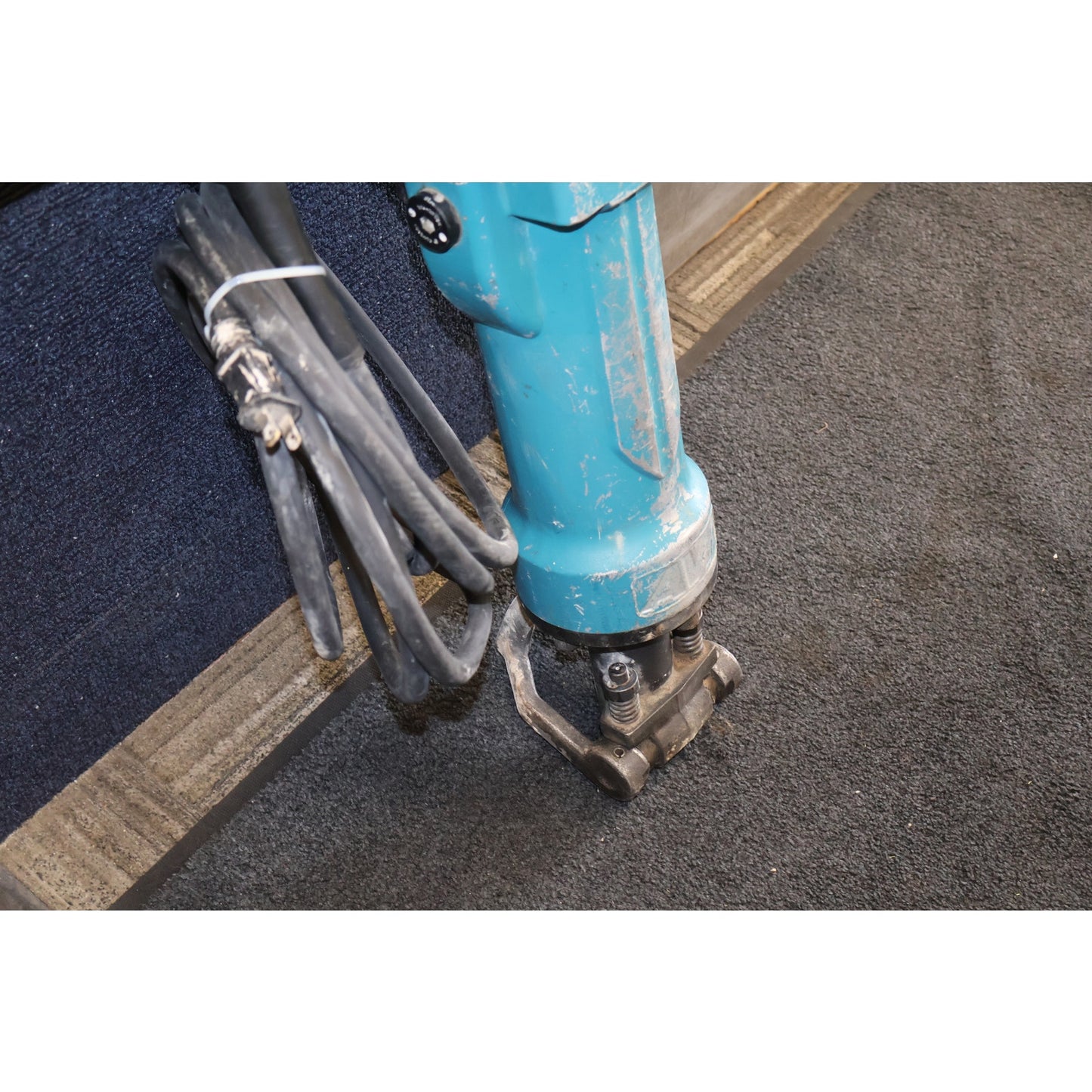 Makita HM1810 Electric Corded 70lb AVT Breaker Hammer