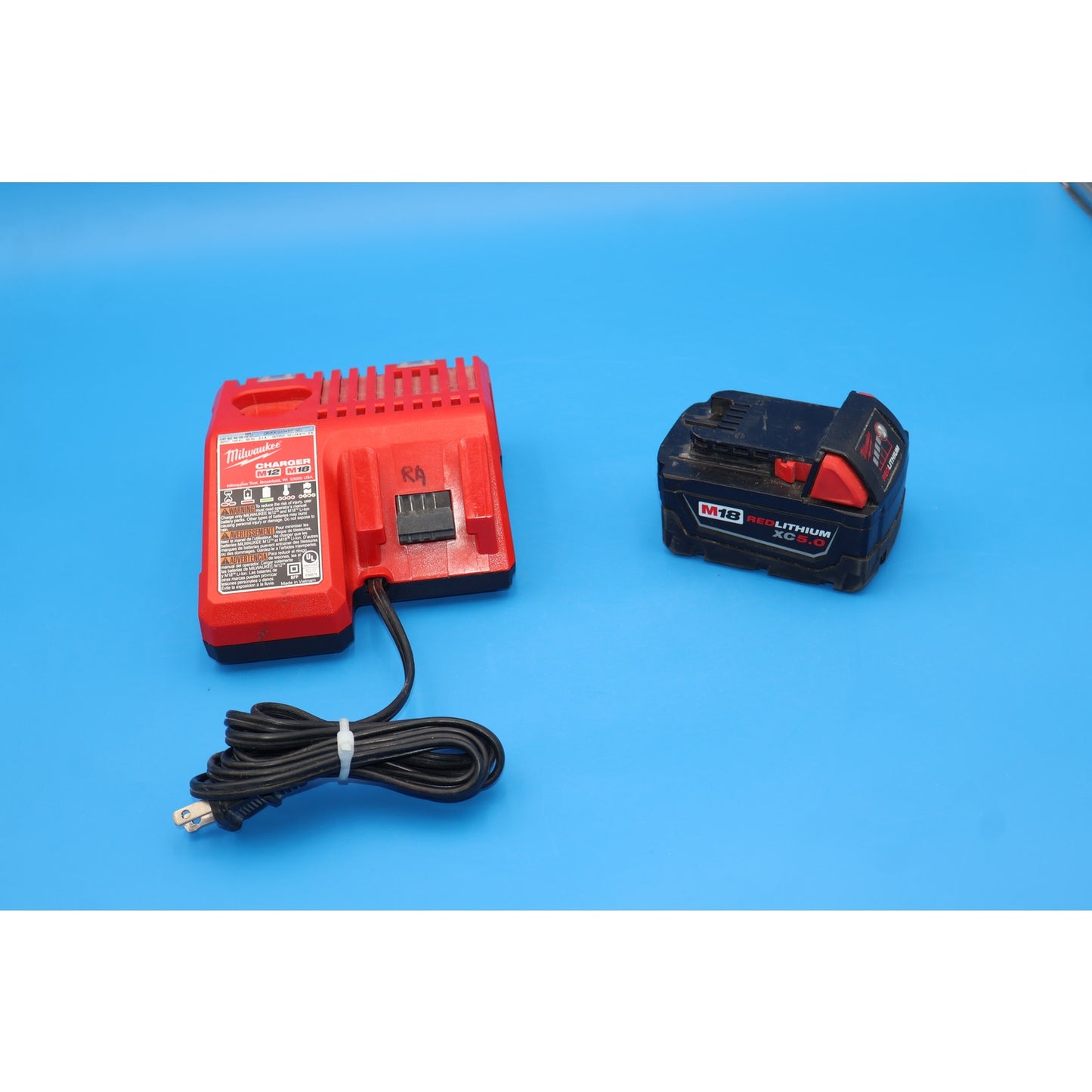 Milwaukee 2627-20 M18 18V Cut-Out Tool w/ XC 5.0 Battery & M12/M18 Charger